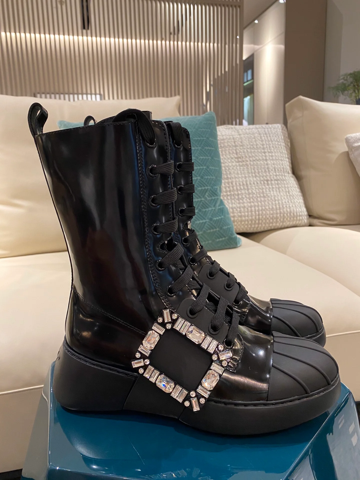 Ботинки прямого кроя с бриллиантовой пряжкой из осенне-зимней коллекции RV21