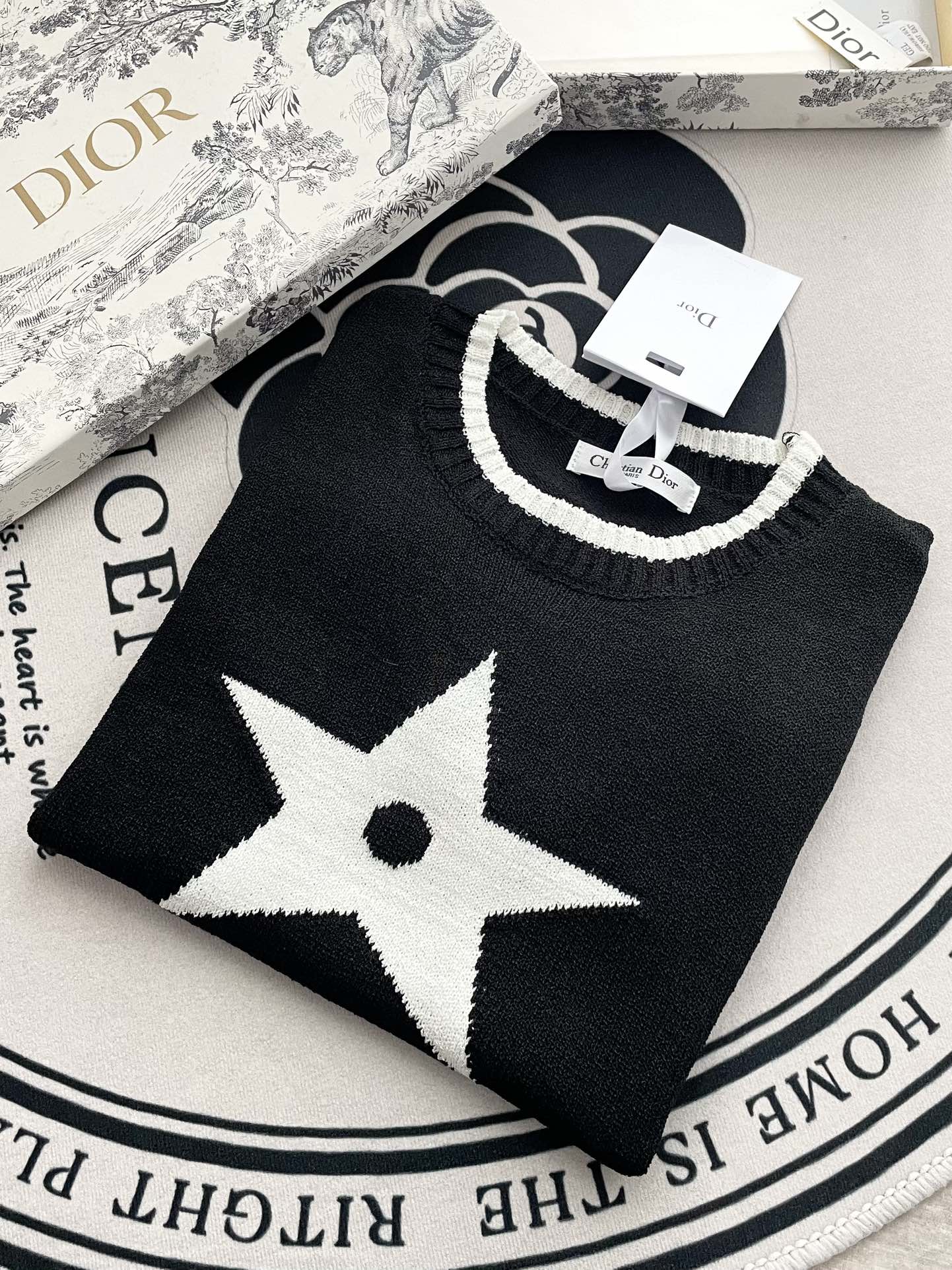 Вязаный топ Dior 2403 с жаккардовым узором ?Счастливая звезда?, с короткими рукавами, черный.