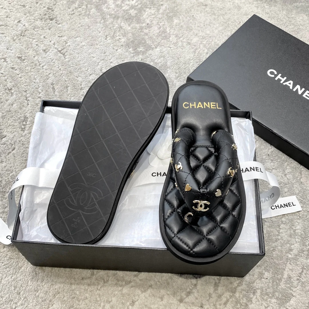 Новинка сезона весна/лето 2023 от Chanel — черные шлепанцы.