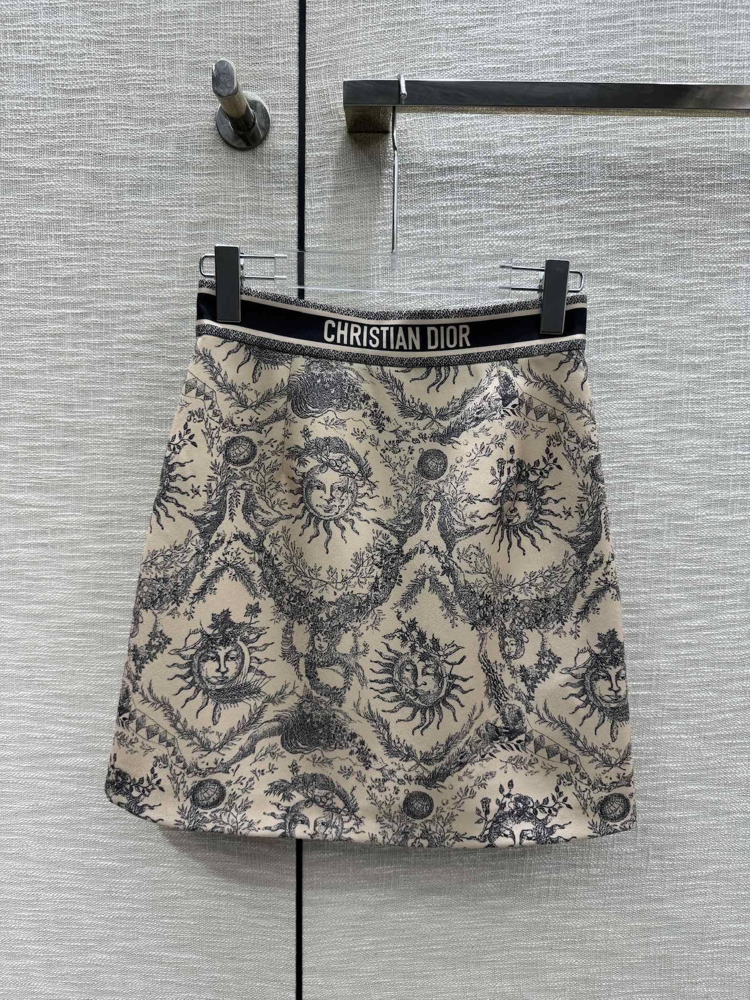 Мини-юбка А-силуэта Dior 2403 из коллекции Apollo — черная.