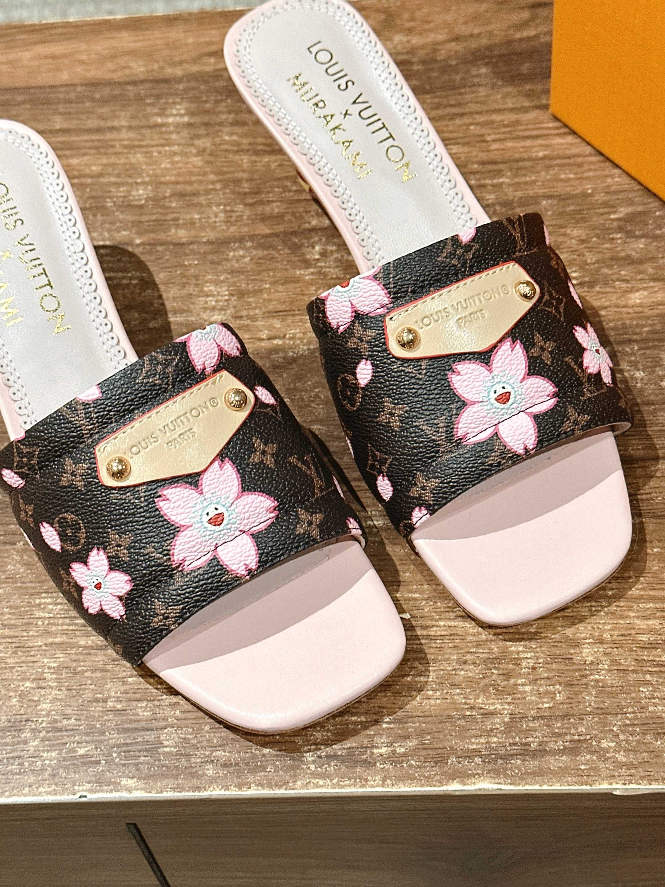 LV - Коллекция Такаши Мураками в стиле ретро - Сандалии на низком каблуке - Розовые и черные