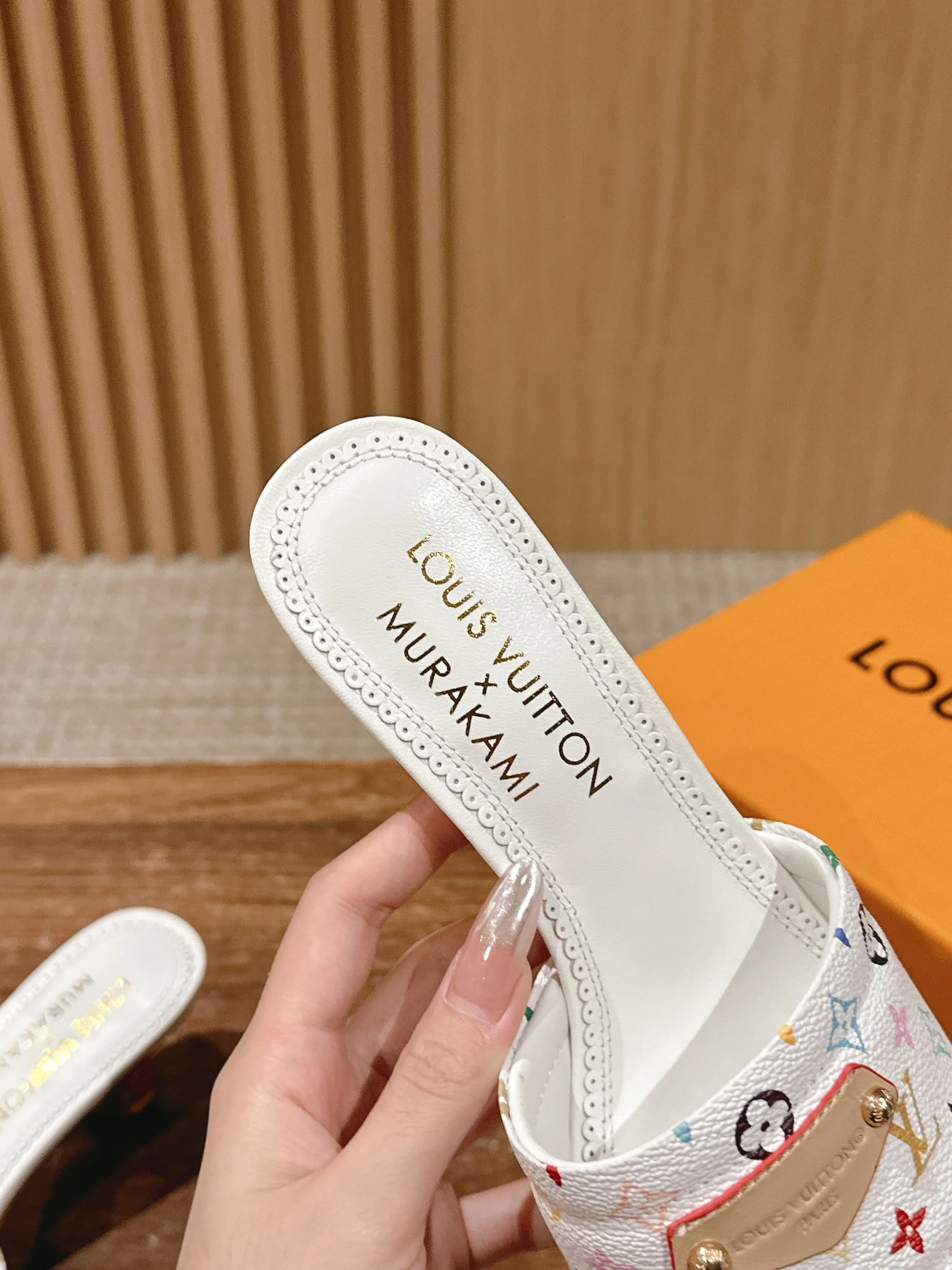 LV - Коллекция Такаши Мураками в стиле ретро - Сандалии на низком каблуке - Белый с красочным монограммом