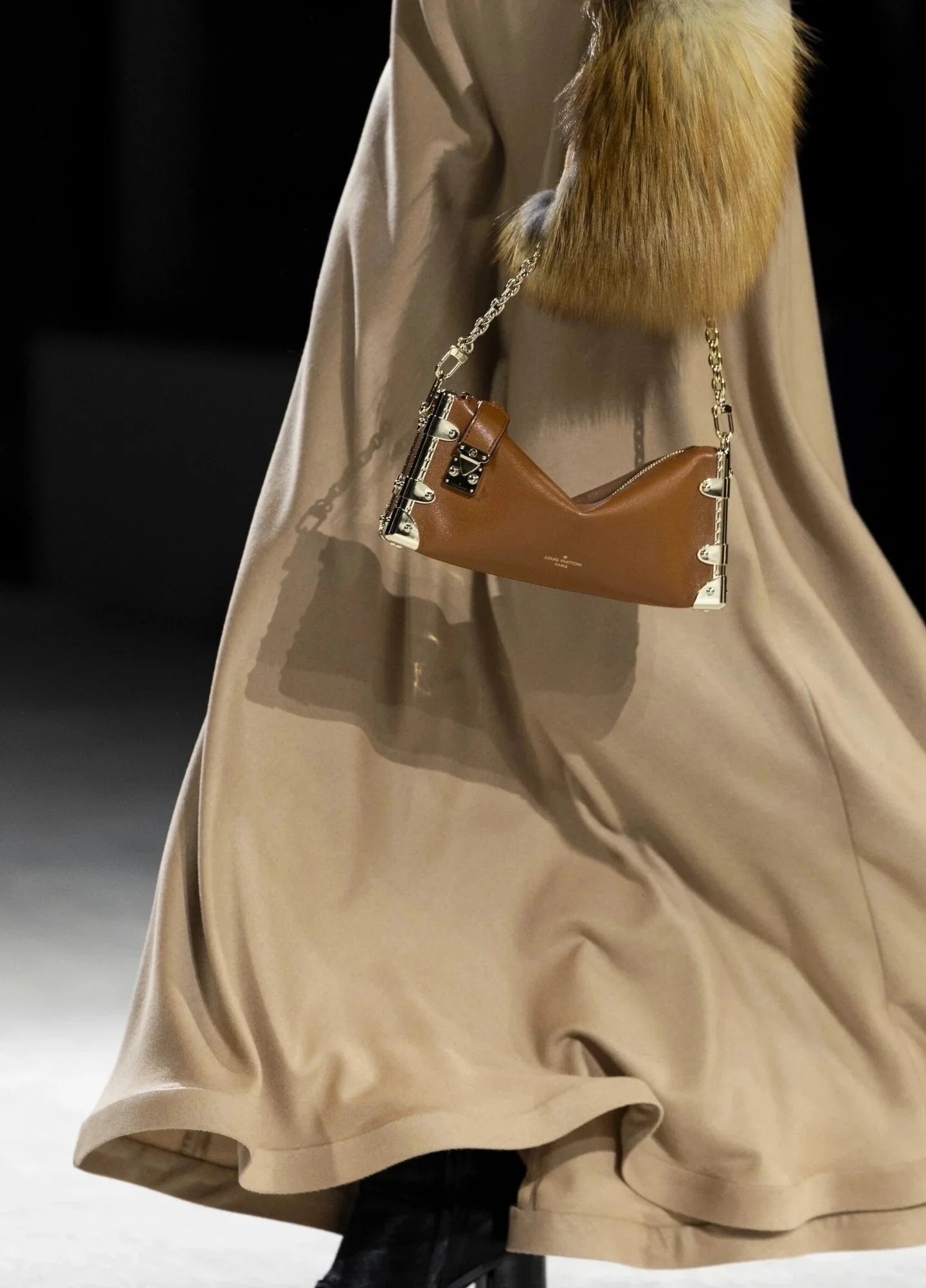 m25445-LV-slim-side-trunk chain bag-brown