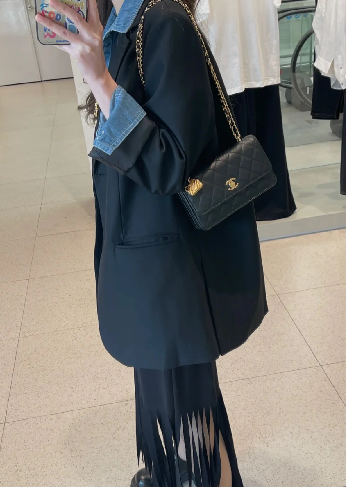 Коллекция Chanel Весна/Лето 2023 - Подвесной телефон-гармошка - WOC - Кожа с зернистой текстурой 