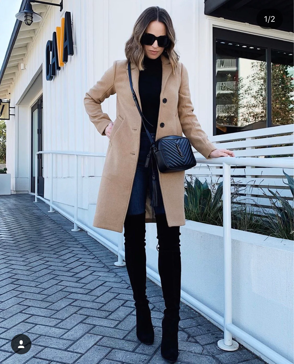 Фотосумка YSL Lou Bag — черная с черной пряжкой.