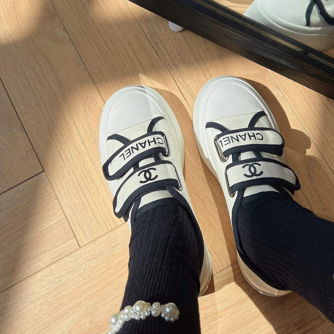 Новинка сезона осень/зима 2022 от Chanel - повседневные туфли на платформе с застежкой-липучкой - фото на теле - белые.