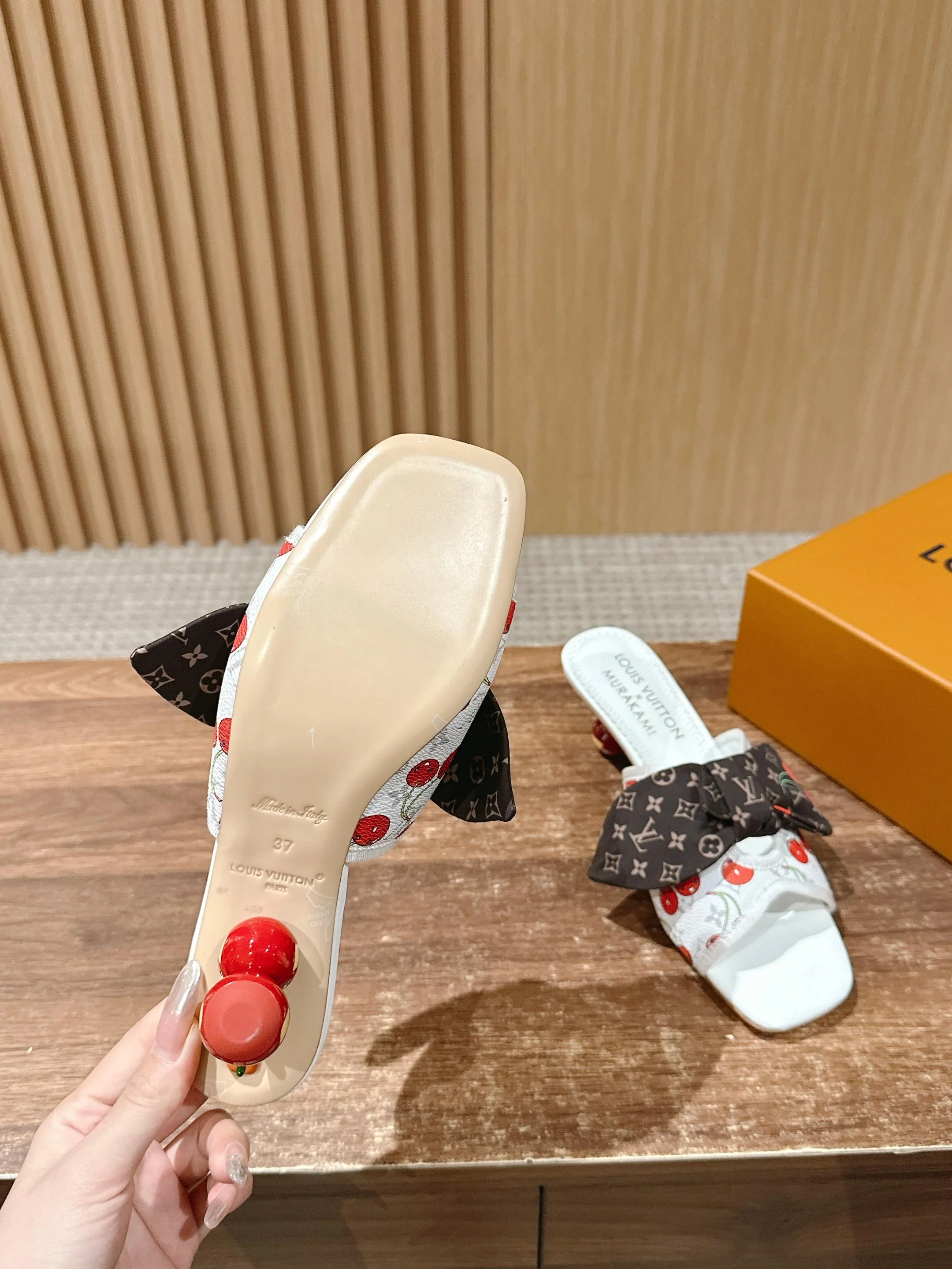 LV - Босоножки на низком каблуке с бантом и вишневым узором - Белые