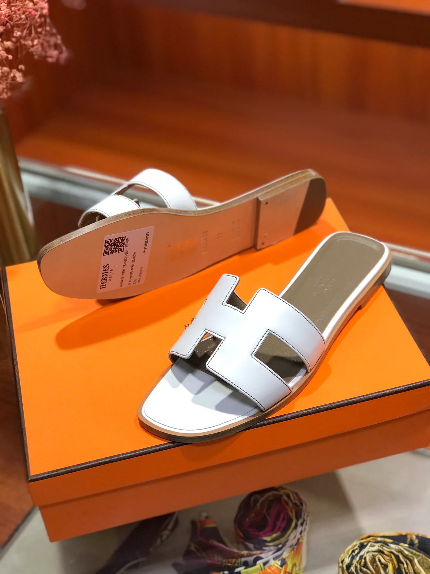 Новинка весны 2022 года от Hermes - плоские тапочки H - 1