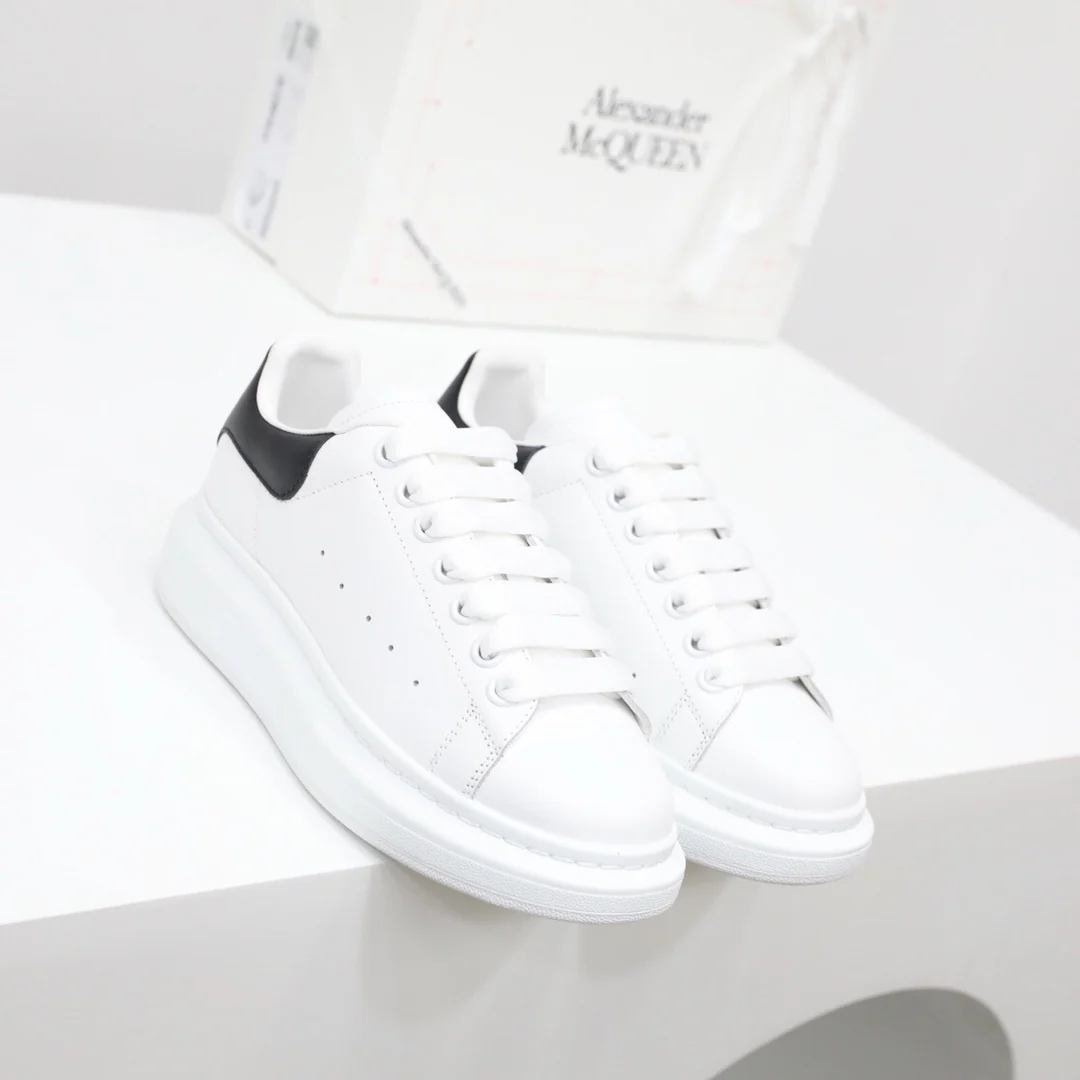 McQueen - Классические белые кроссовки - Черные