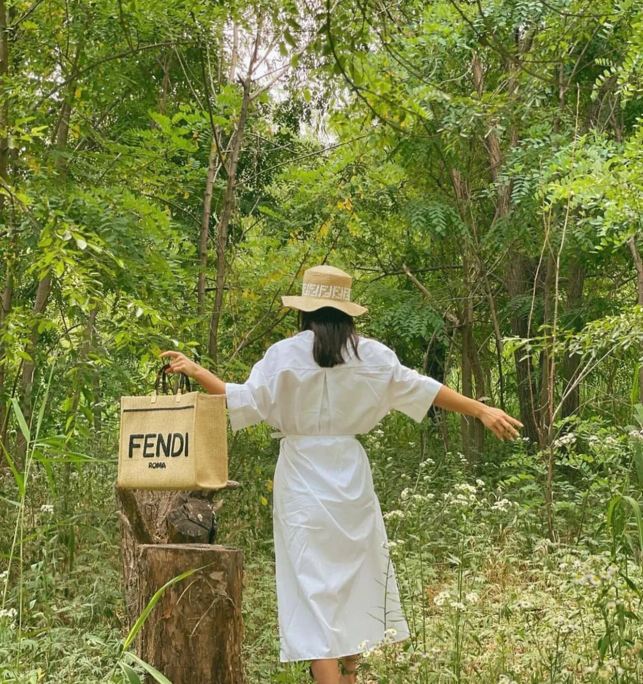 Сумка-шоппер Fendi Sunshine ручной работы из соломы — фото в ней.