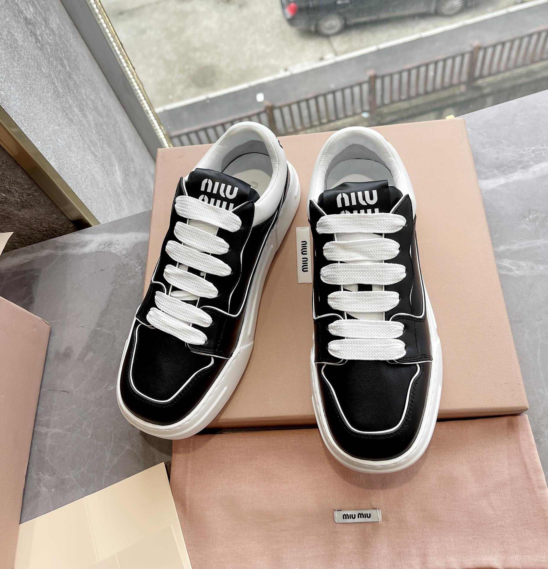 Новые поступления коллекции Miu Miu осень/зима 2022 — Повседневные туфли на платформе — Кроссовки — Черные