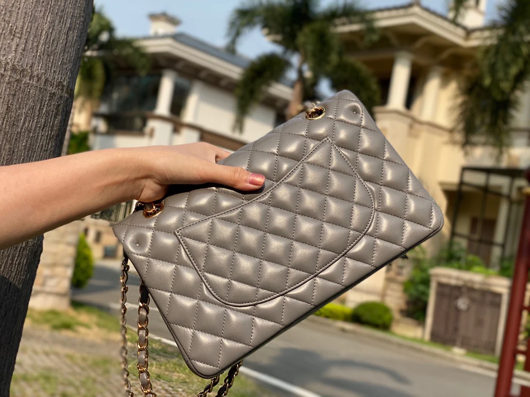 Классическая сумка Chanel из овечьей кожи CF — элегантная серая с золотой фурнитурой — 25 см