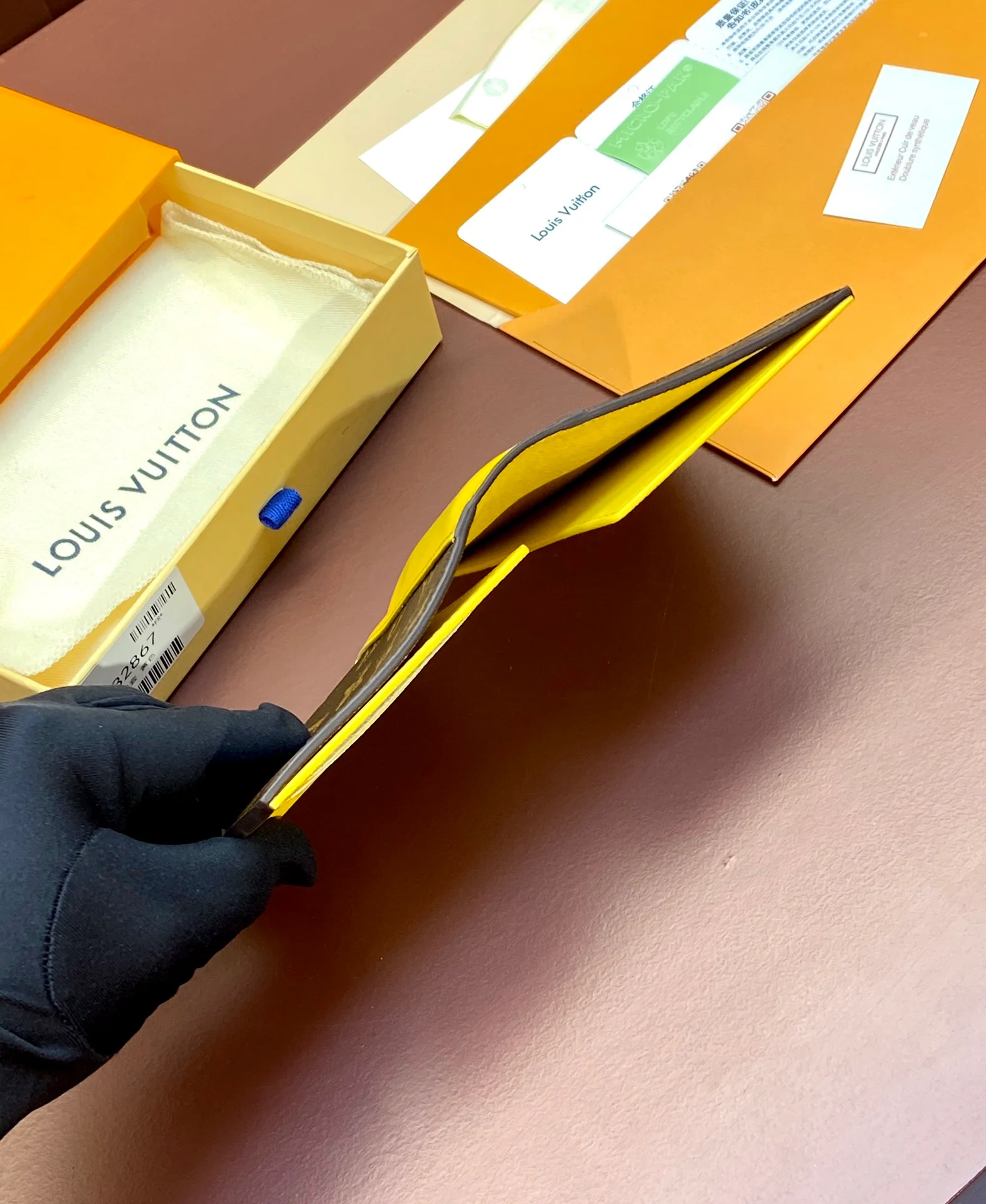 LV-m82867-Обложка для паспорта-Желтая