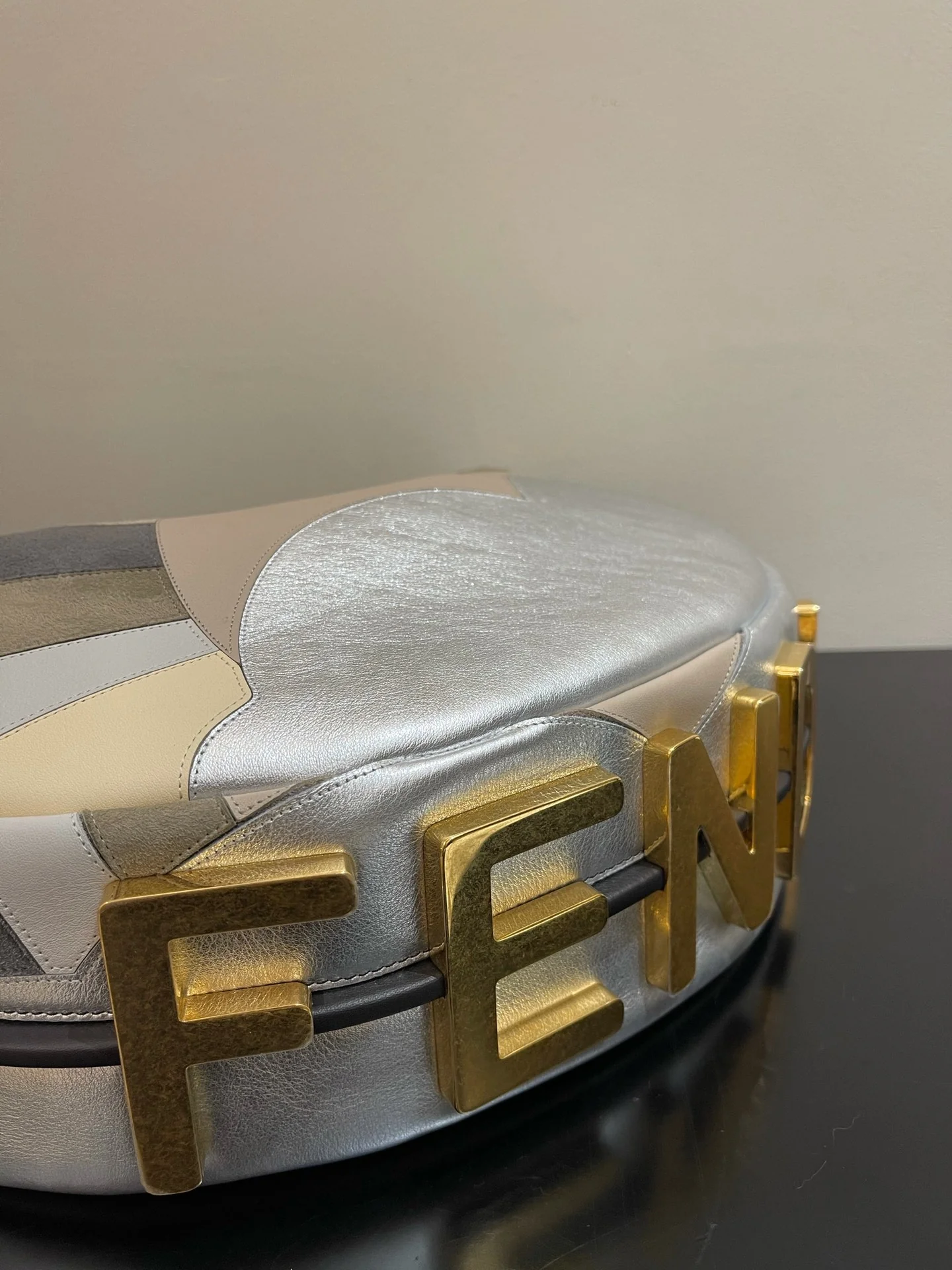 Fendi-fendigraphy - Большая сумка под мышку в форме полумесяца