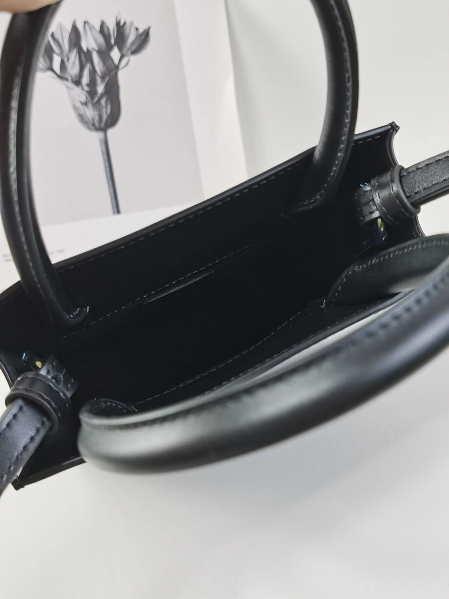 Сумка-тоут Loewe Standard A5 — гладкая телячья кожа — маленькая — черная