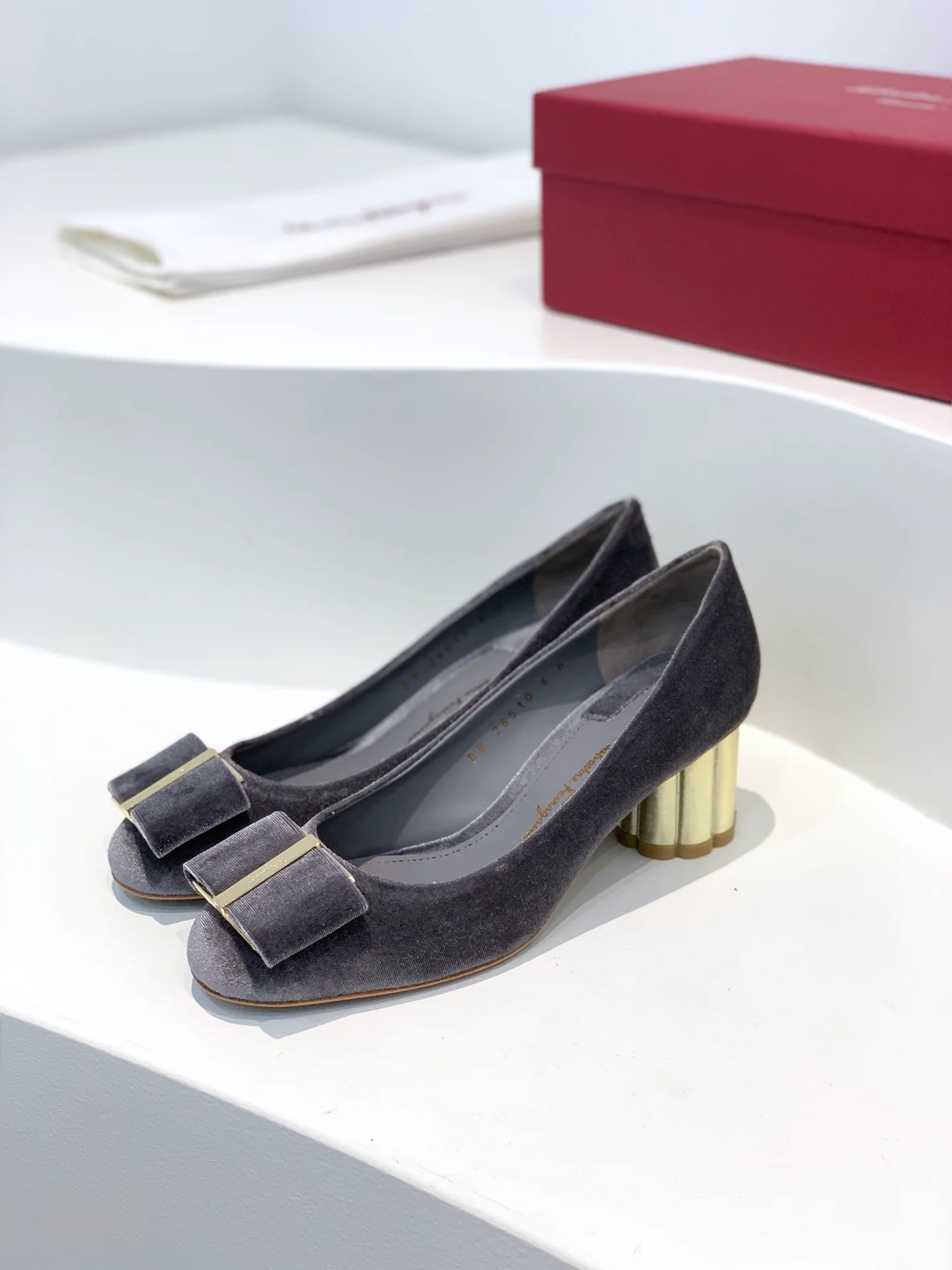 Туфли Salvatore Ferragamo - Ferragamo - Vara с большим бантом - бархат - каблук в форме золотистого цветка сливы - туфли на высоком каблуке