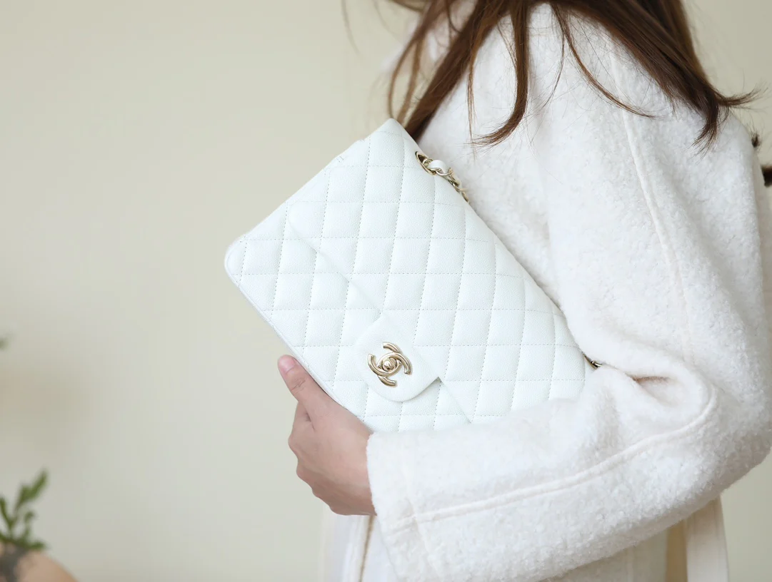 Сумка Chanel CF — белая — 26 см — фотография человека, который её носит.