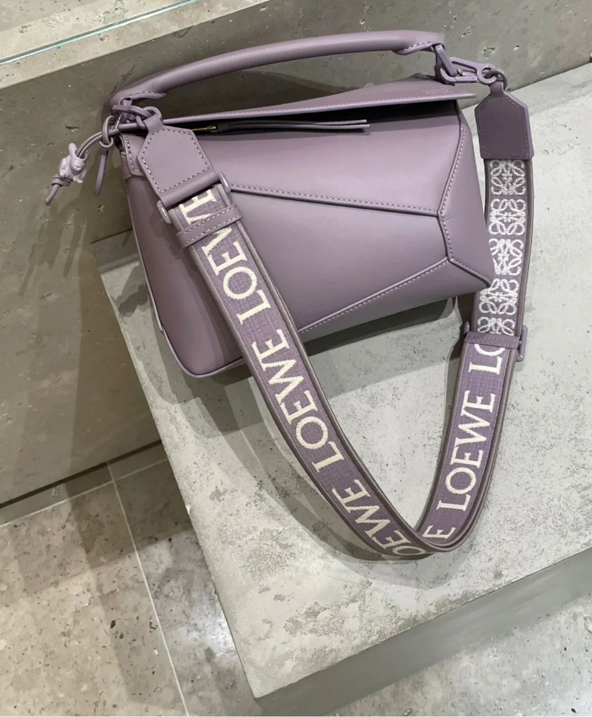 Сумка Loewe Puzzle Geometric с плечевым ремнем в виде буквы — сиреневая.