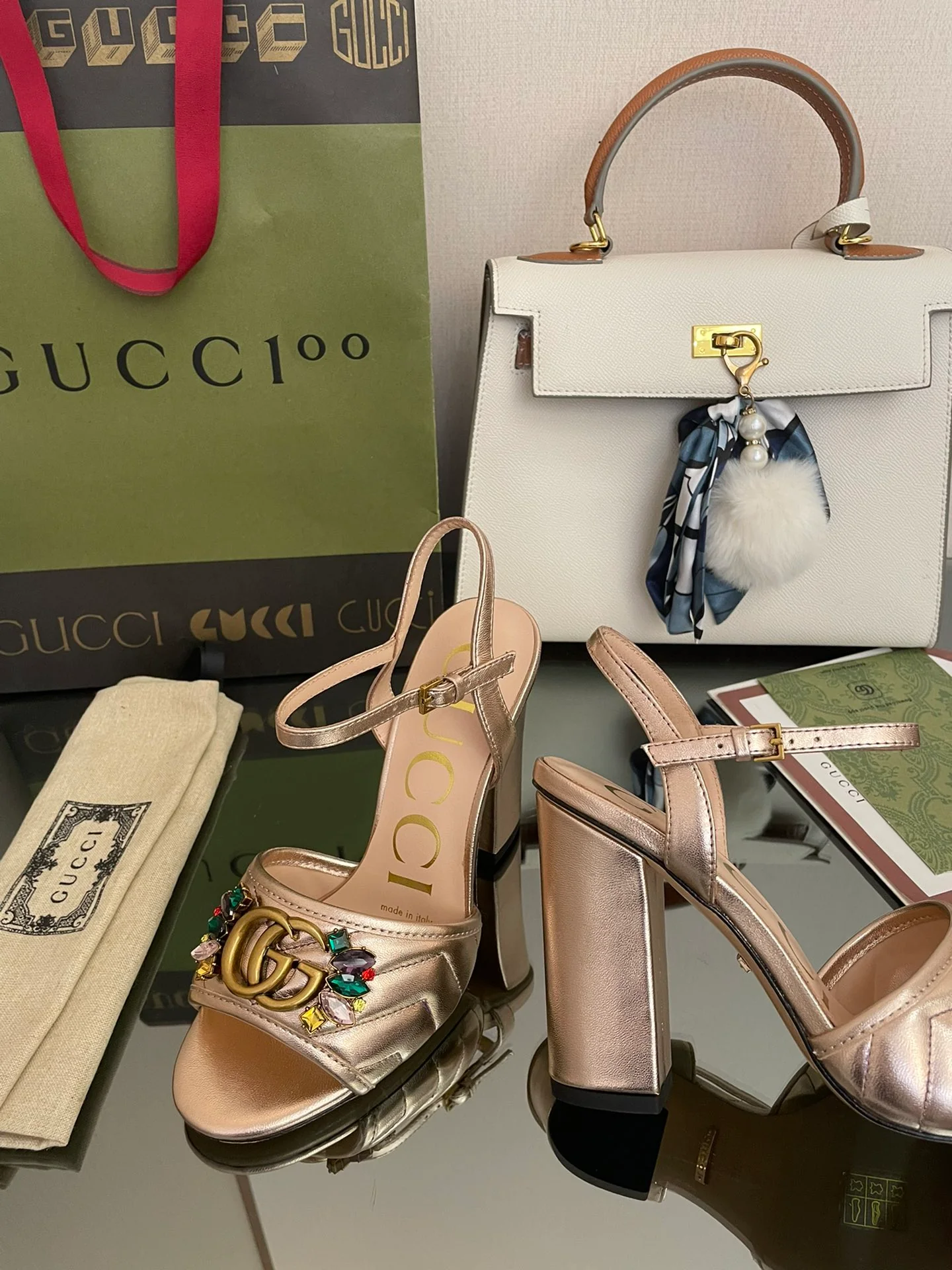 Босоножки Gucci 2022 на высоком каблуке, украшенные стразами.
