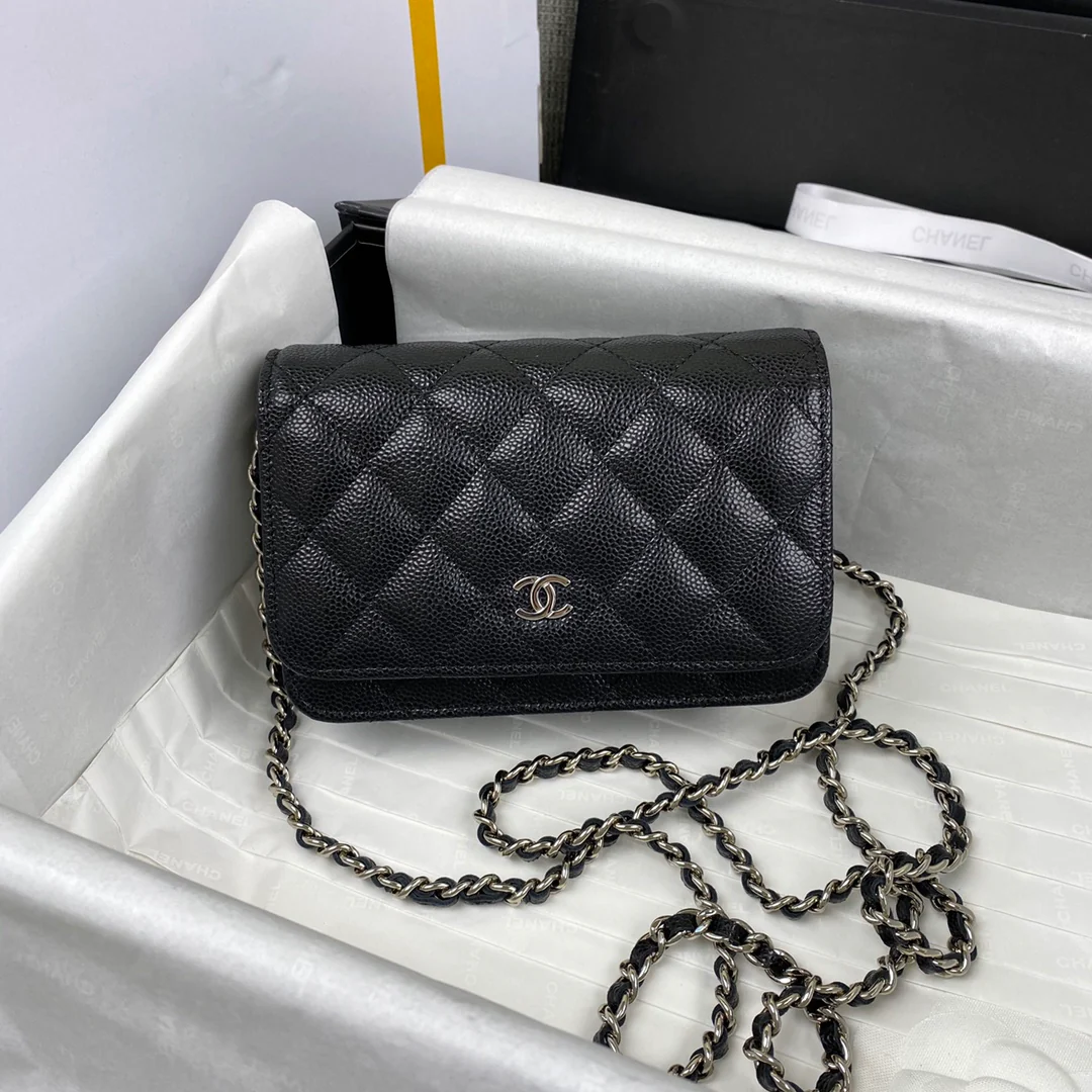 Мини-юбка Chanel WOC из черной зернистой кожи с серебряной пряжкой