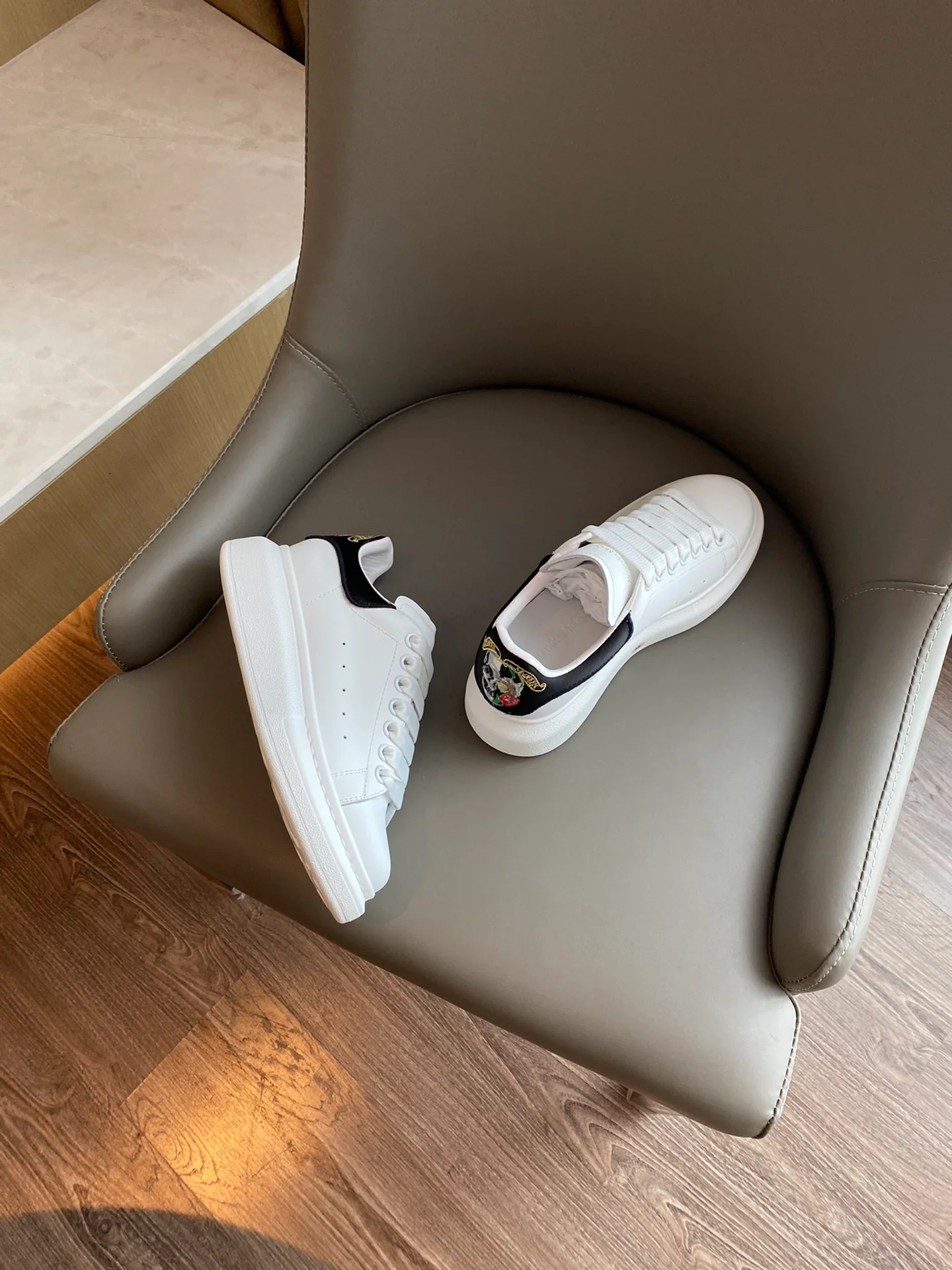 Классические белые кроссовки McQueen с дизайном ?Череп и сердце?.