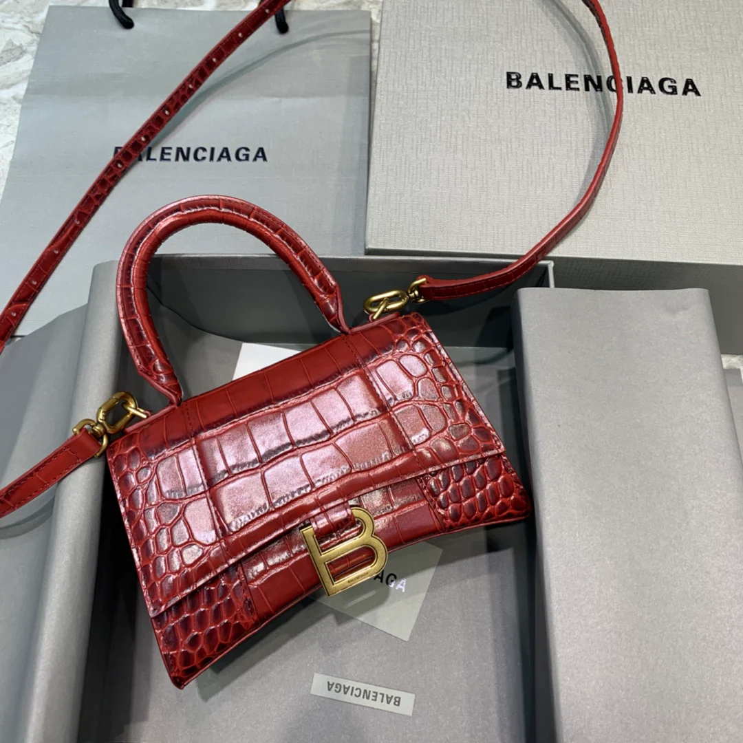 Сумка Balenciaga Hourglass, размер XS, бордовый цвет, с крокодиловым рисунком.