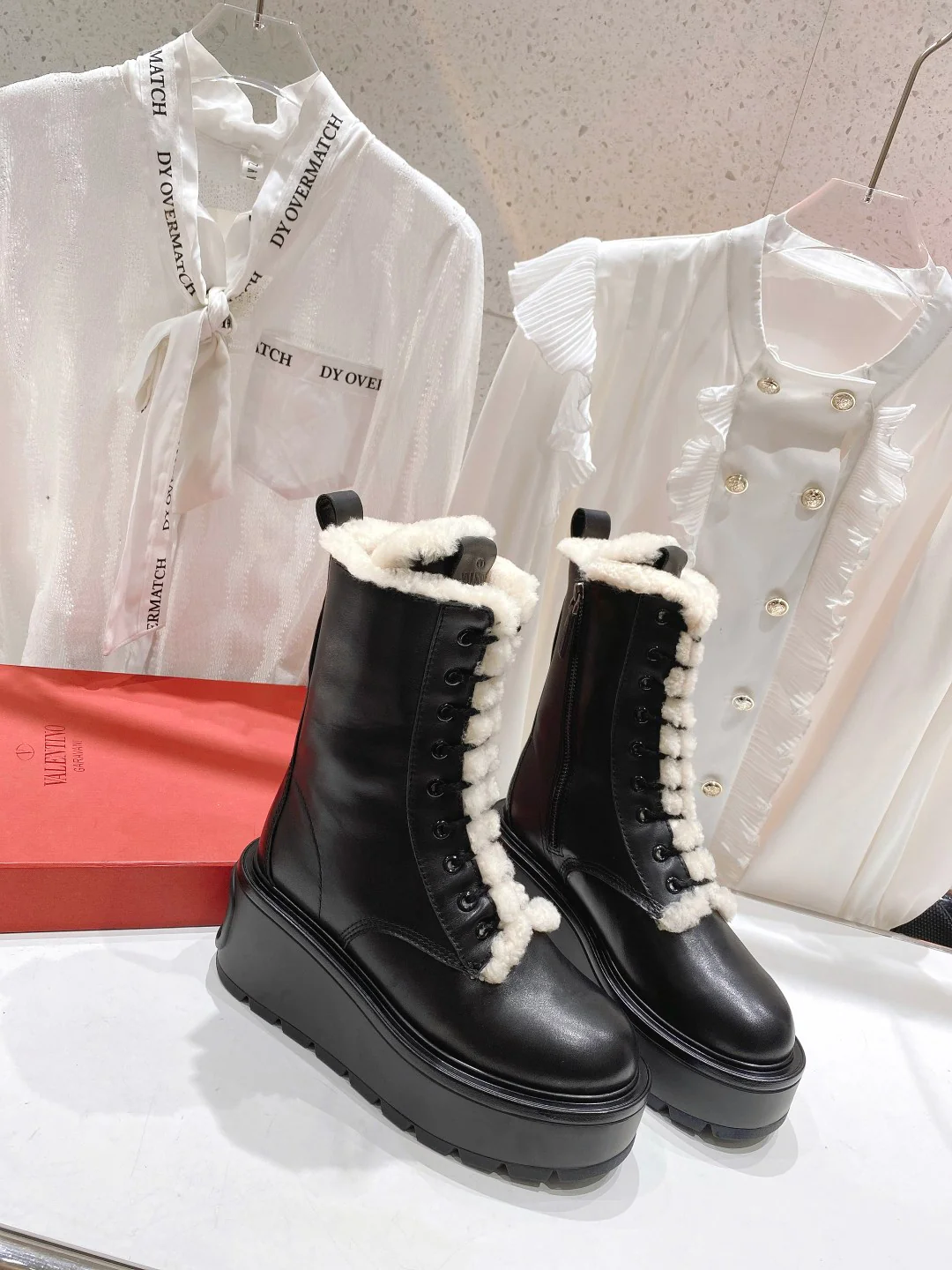 Ботильоны Valentino на платформе до середины икры с подкладкой из овчины — черные