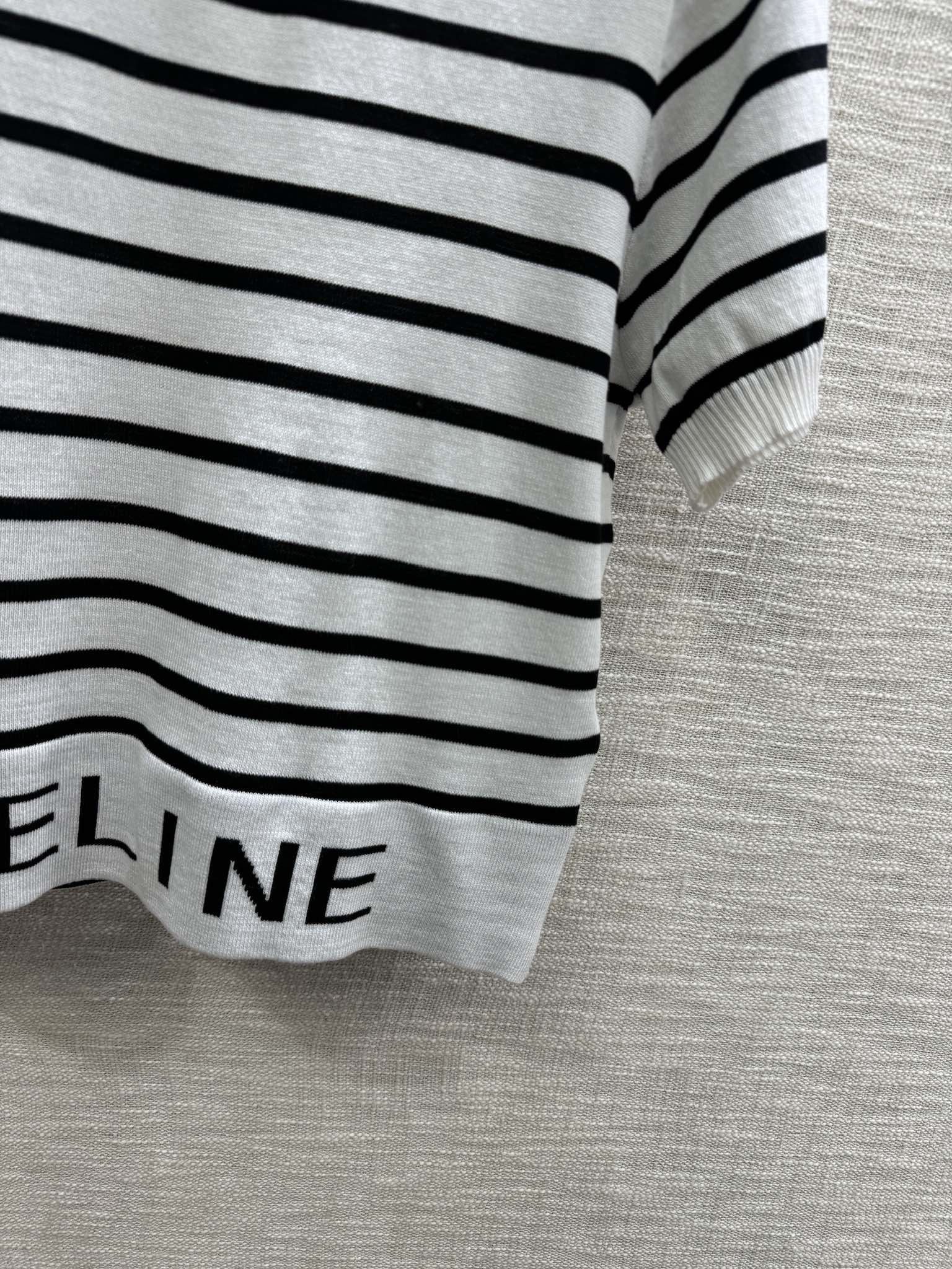 Трикотажный топ Celine 2403 с короткими рукавами и полосками, в стиле колор-блок — белый.
