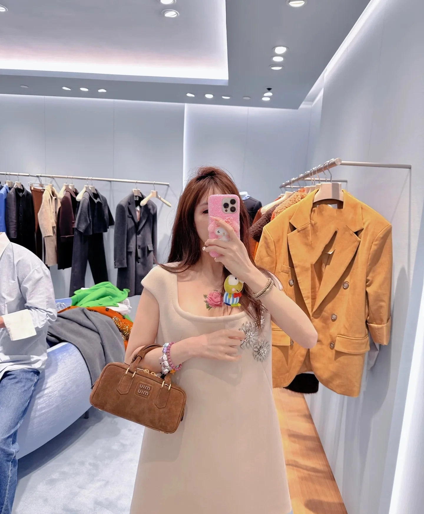 Сумка-боулинг Miu Miu из замши, маленькая, коричневая, излучает роскошь при ношении.