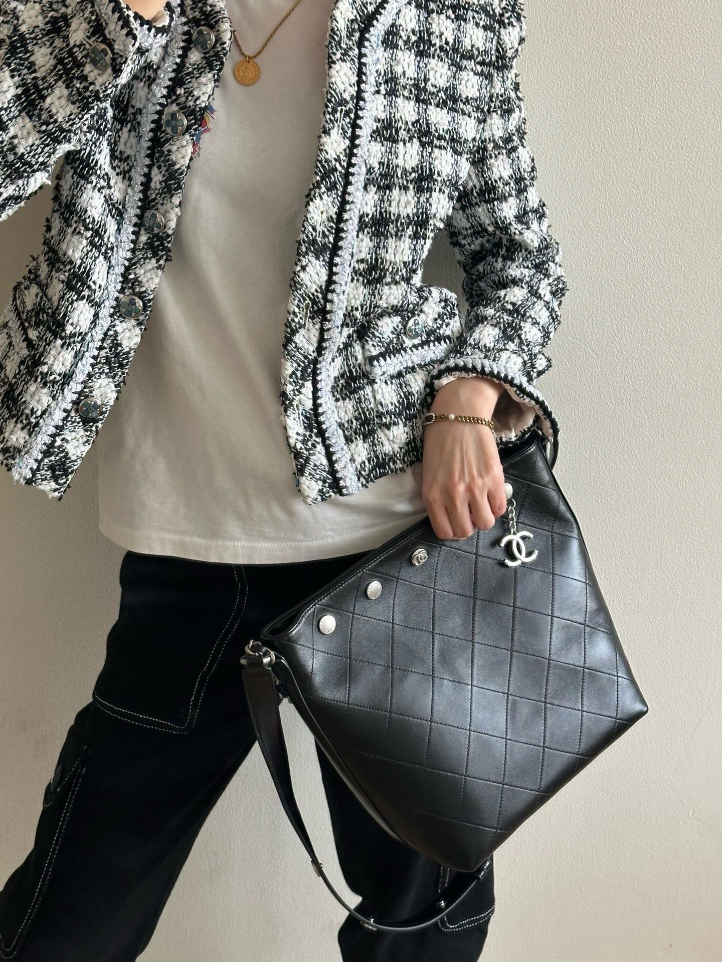 Сумка Chanel в стиле хиппи с золотой монетой 25 пенсов — черно-серебряная.