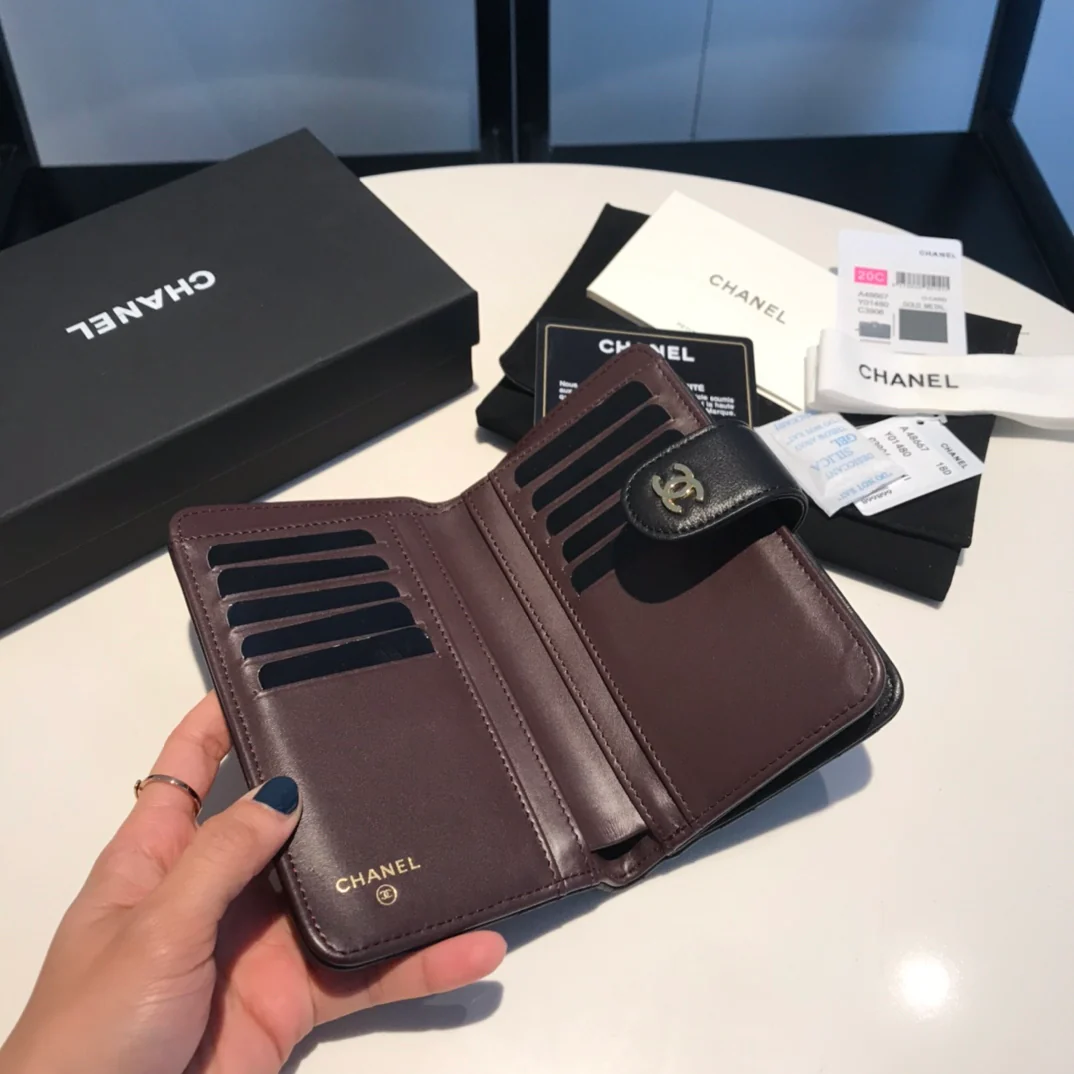 Кошелек средней длины Chanel серии CF — из черной овечьей кожи с серебристой фурнитурой.