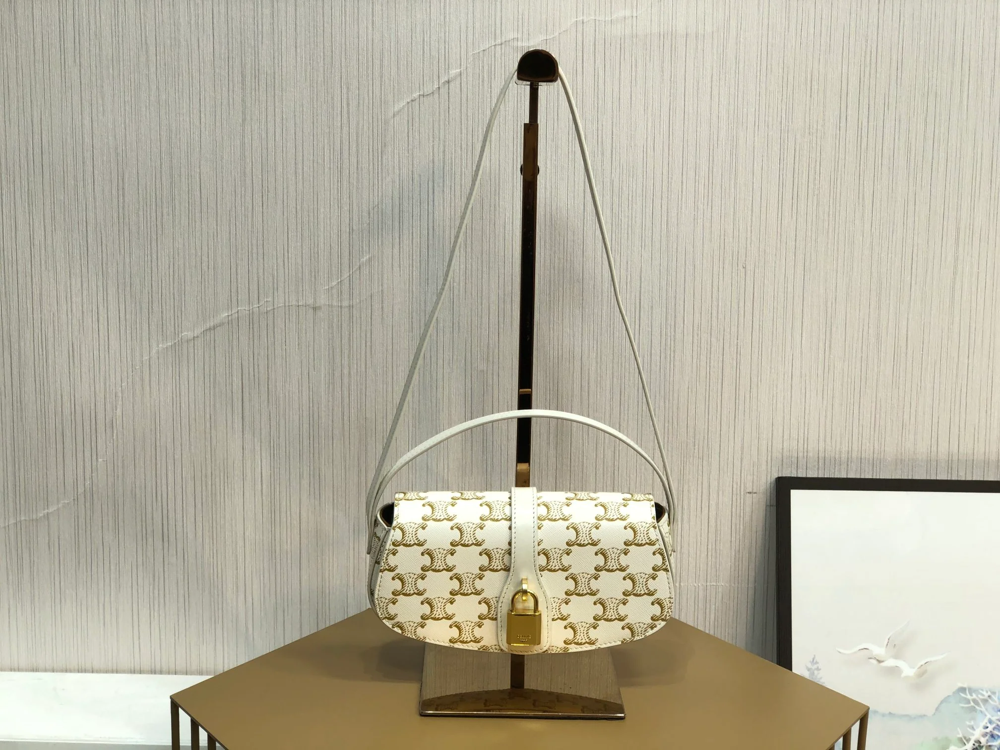 Мини-клатч Celine Taboo с замком в форме замка — белый с монограммой.