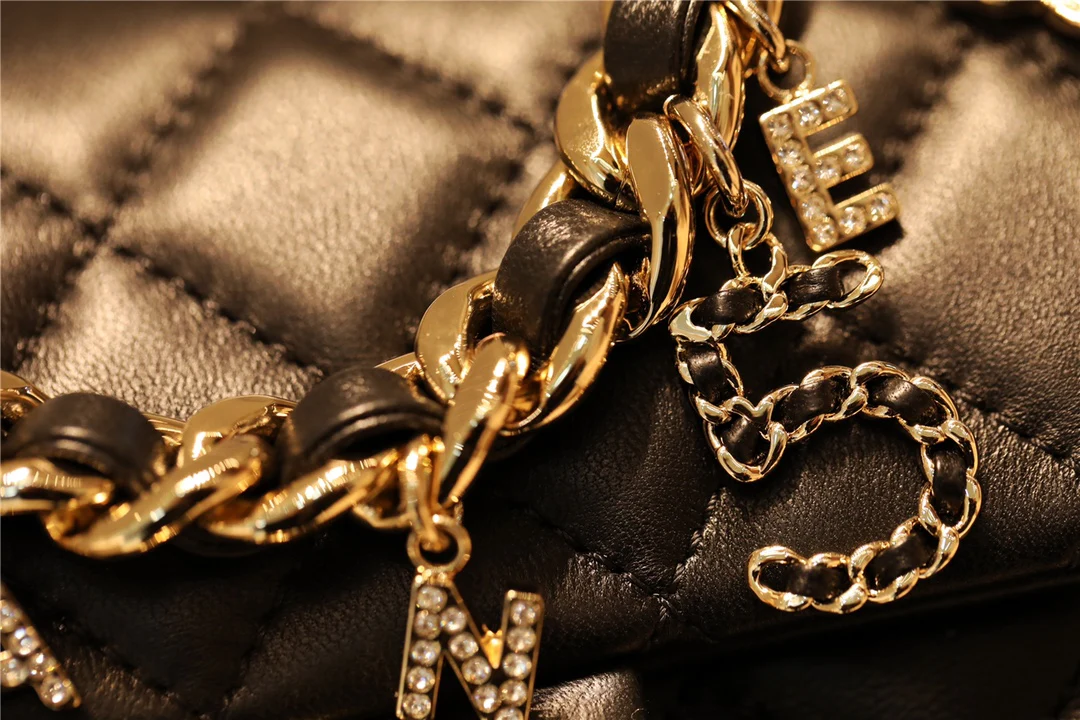 Миниатюрный кулон-значок Chanel CF