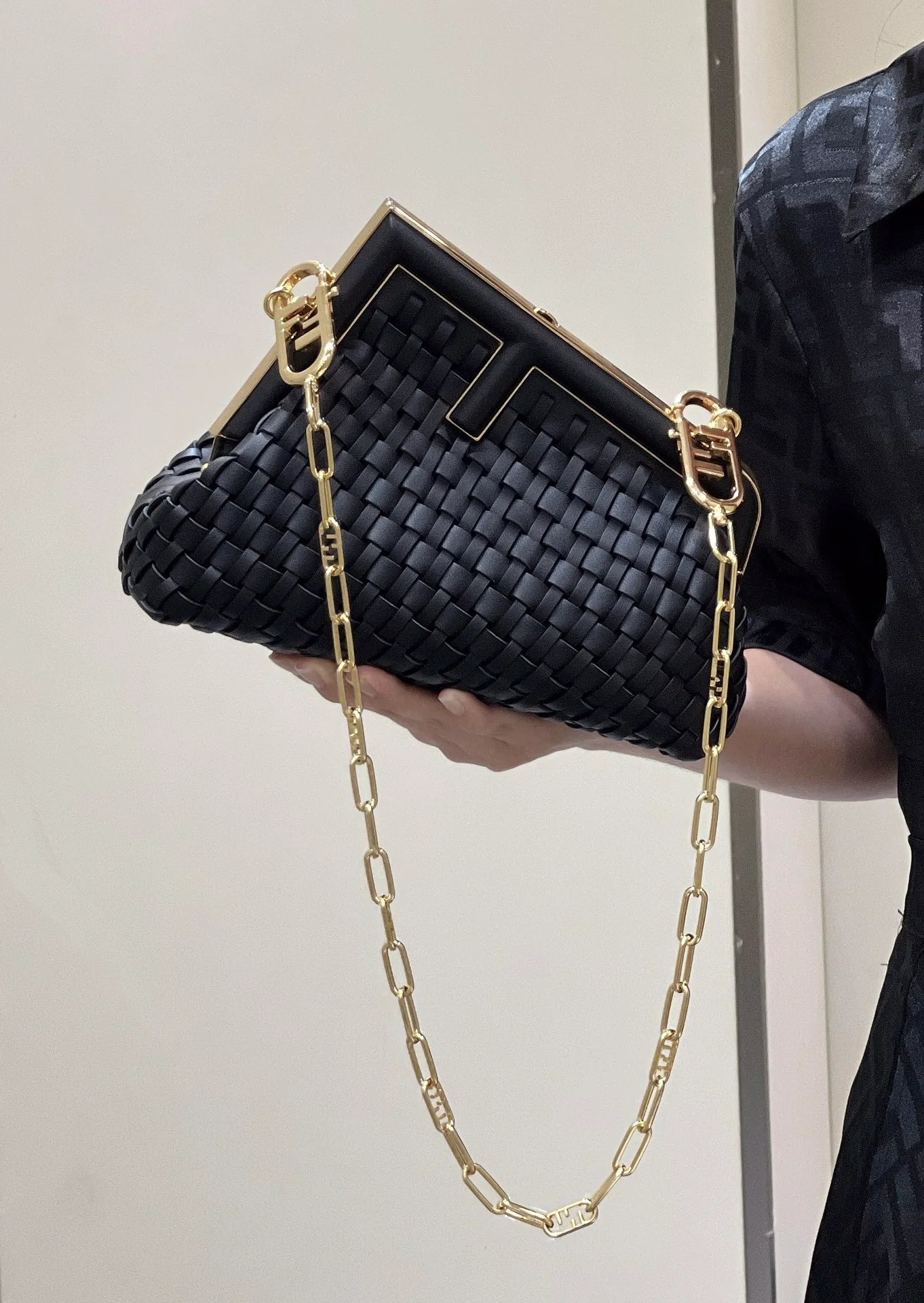 Сумка Fendi First, маленькая, из черной плетеной овечьей кожи.