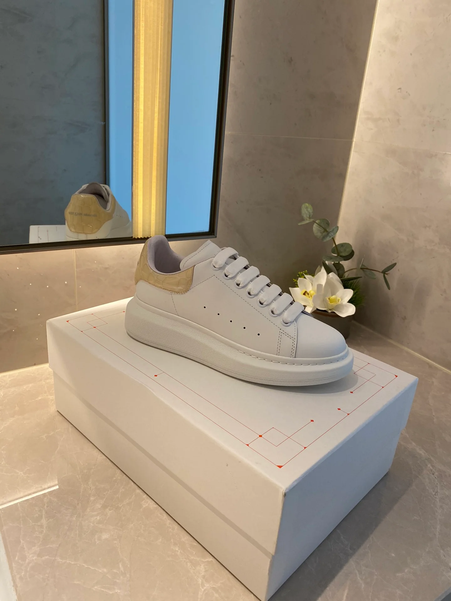 Классические белые кроссовки McQueen - на каблуке-резинке - в клетку - желтые