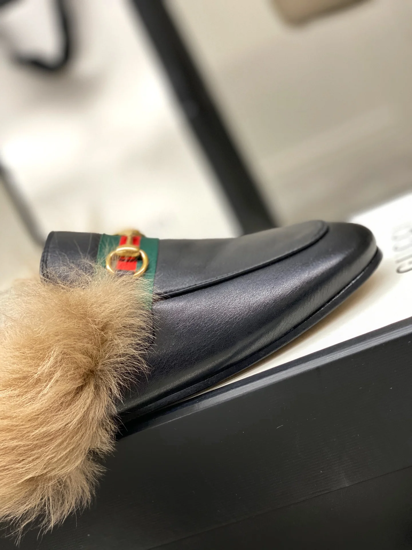 Бутик Gucci 2020 — Последние модели с подиума — Меховые тапочки — Черные с пряжкой в ??виде седла