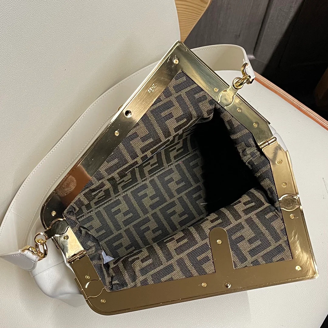 Средняя белая кожаная сумка Fendi First