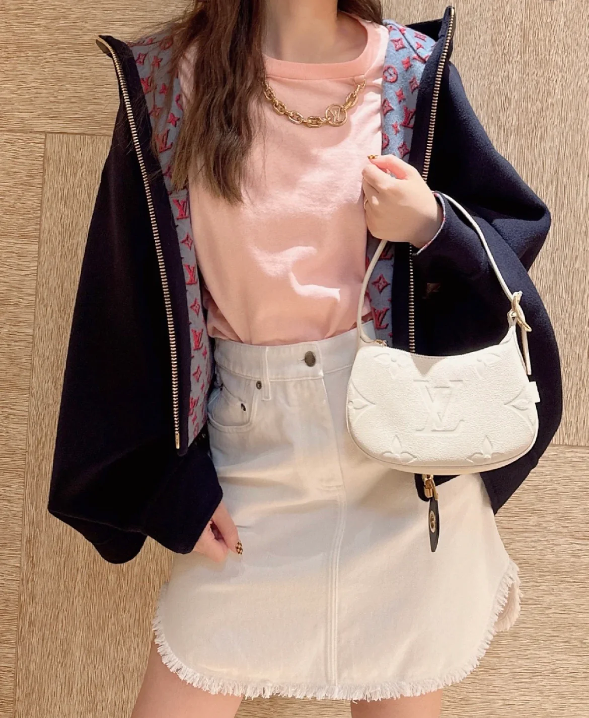 m82519-LV-mini-moon-handbag-white