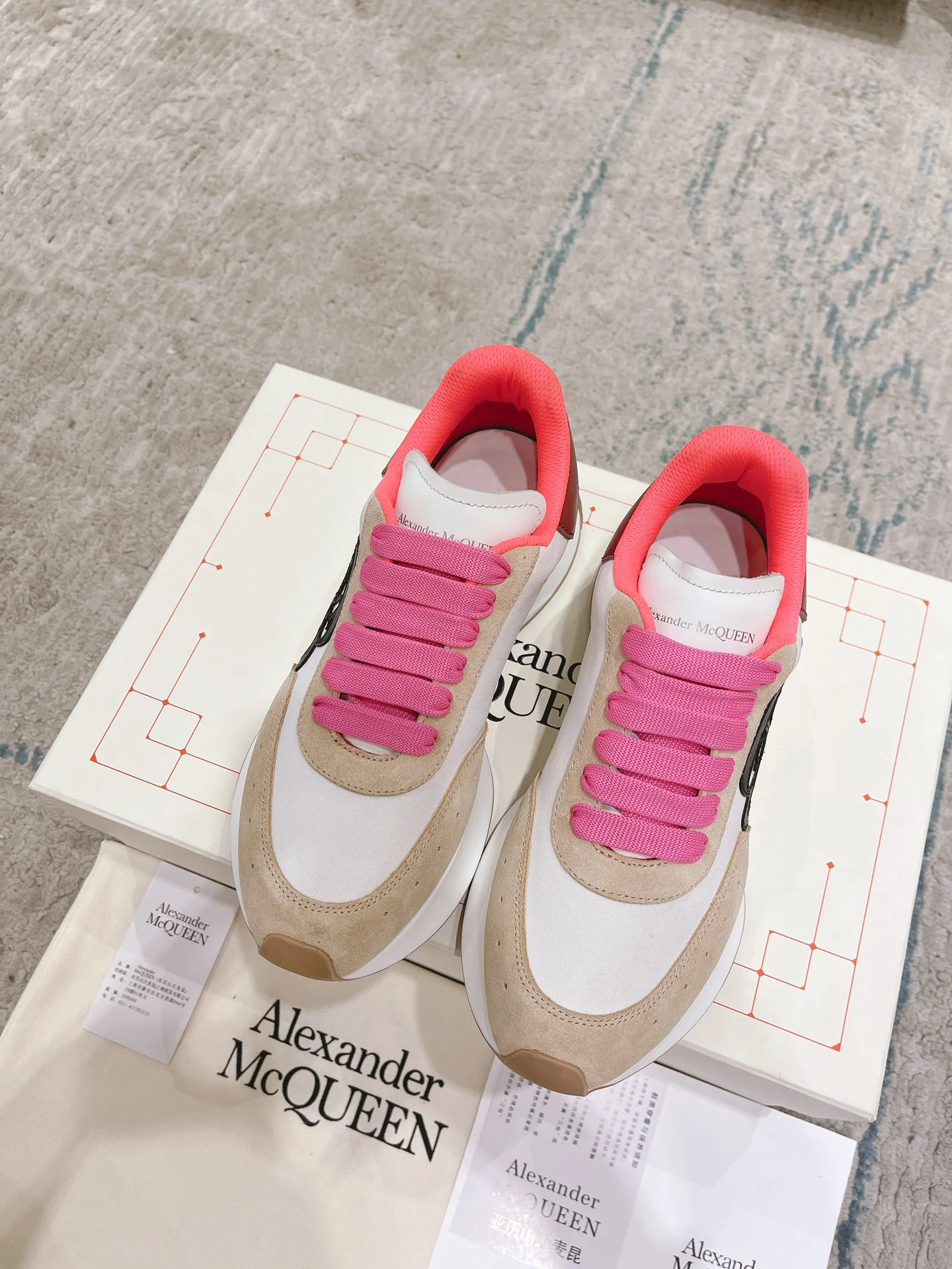 Кроссовки McQueen 2022 года на платформе с буквенным рисунком, белые - унисекс - 1