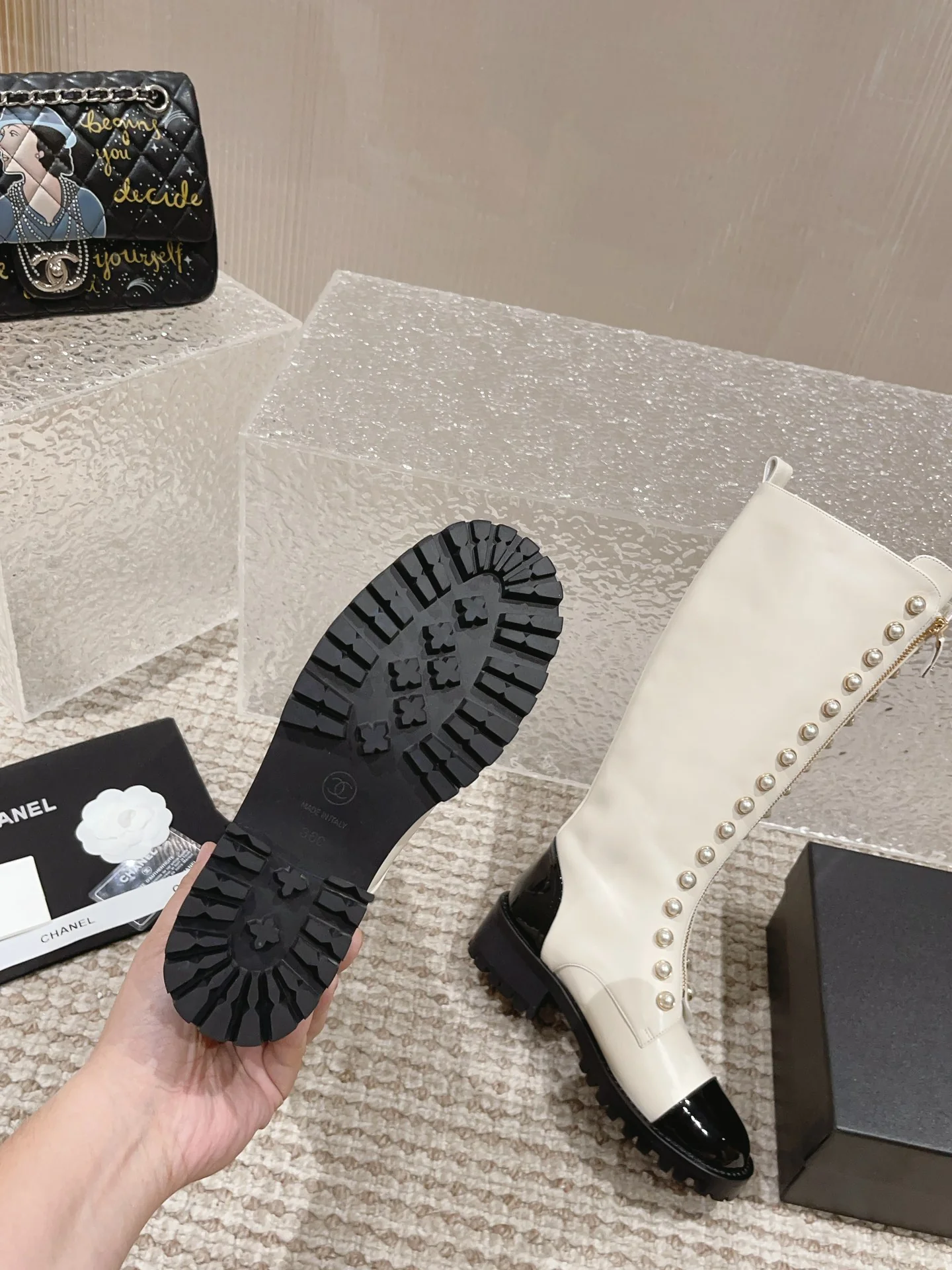 Новинка 2023 года от Chanel - Ботинки на молнии с жемчужной отделкой - Белые