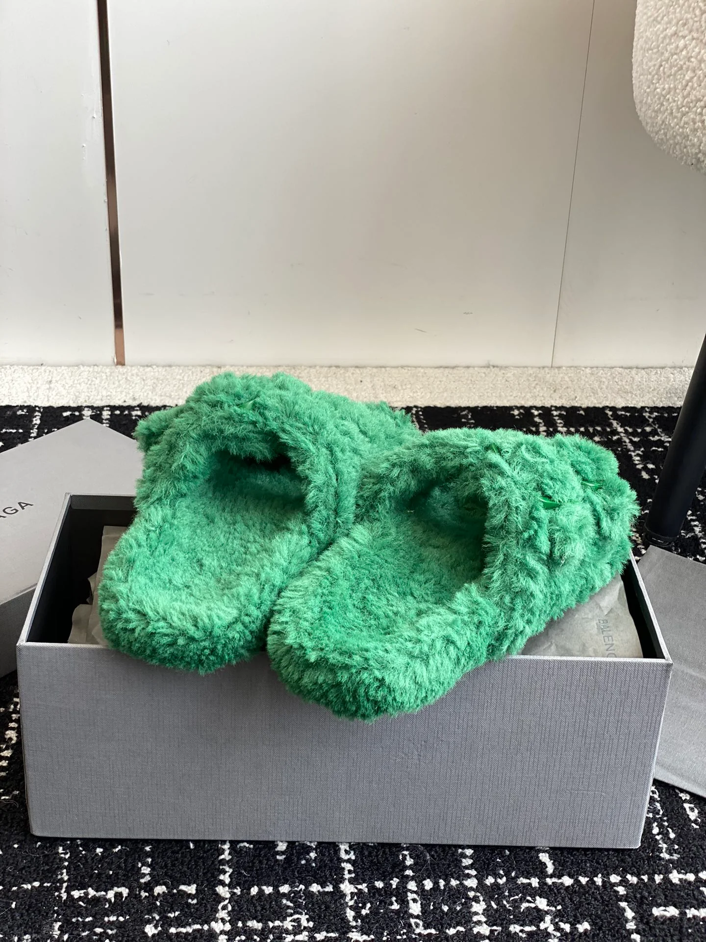 Новинка сезона осень/зима 2023 от Balenciaga — Меховые тапочки — Зеленые с пряжкой
