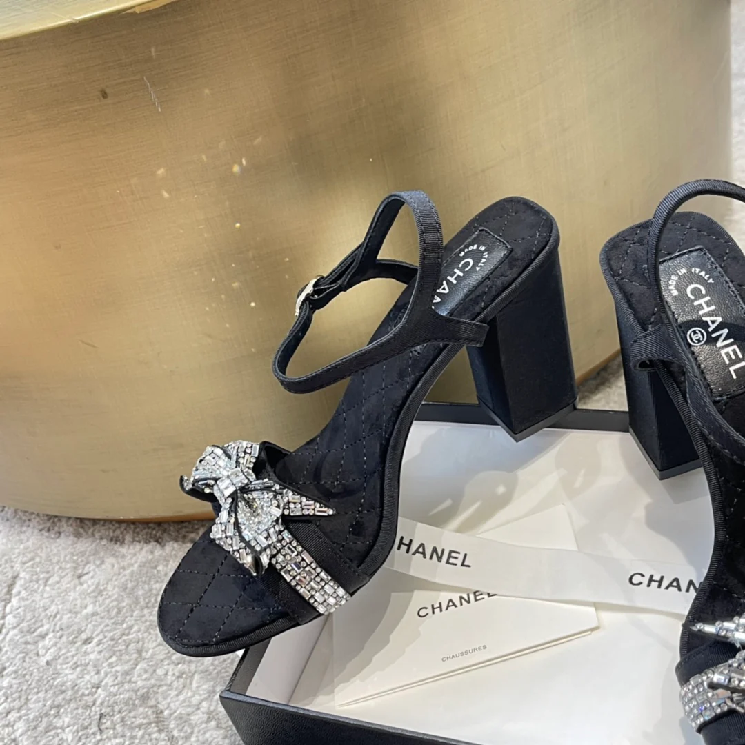 Новинка сезона весна/лето 2023 от Chanel - Босоножки на массивном каблуке с бантом из кристаллов и страз - высота 8-5 см - Черные