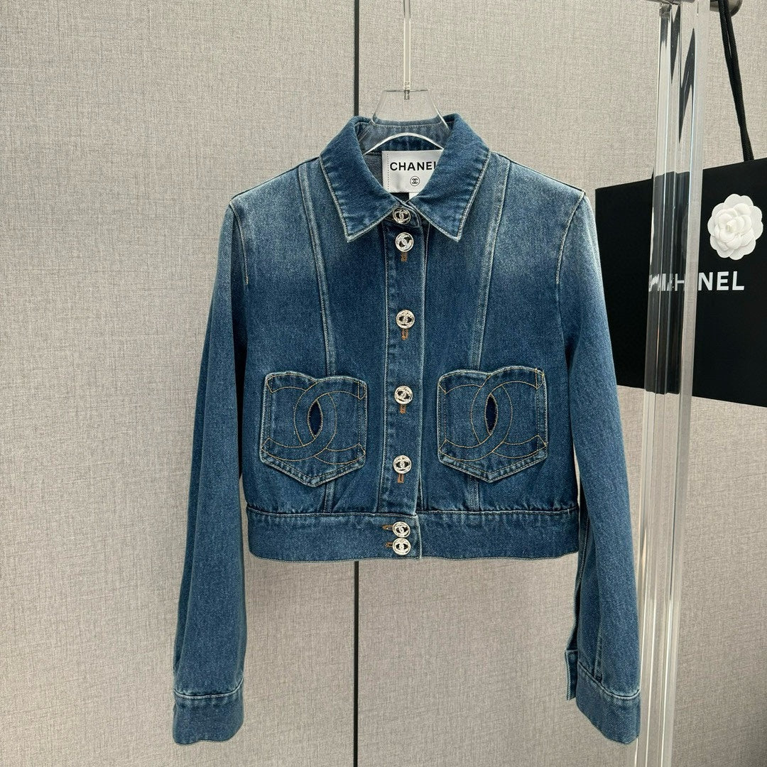Chanel 2403 - Короткая джинсовая куртка с вышитыми двумя буквами ?С? на карманах.