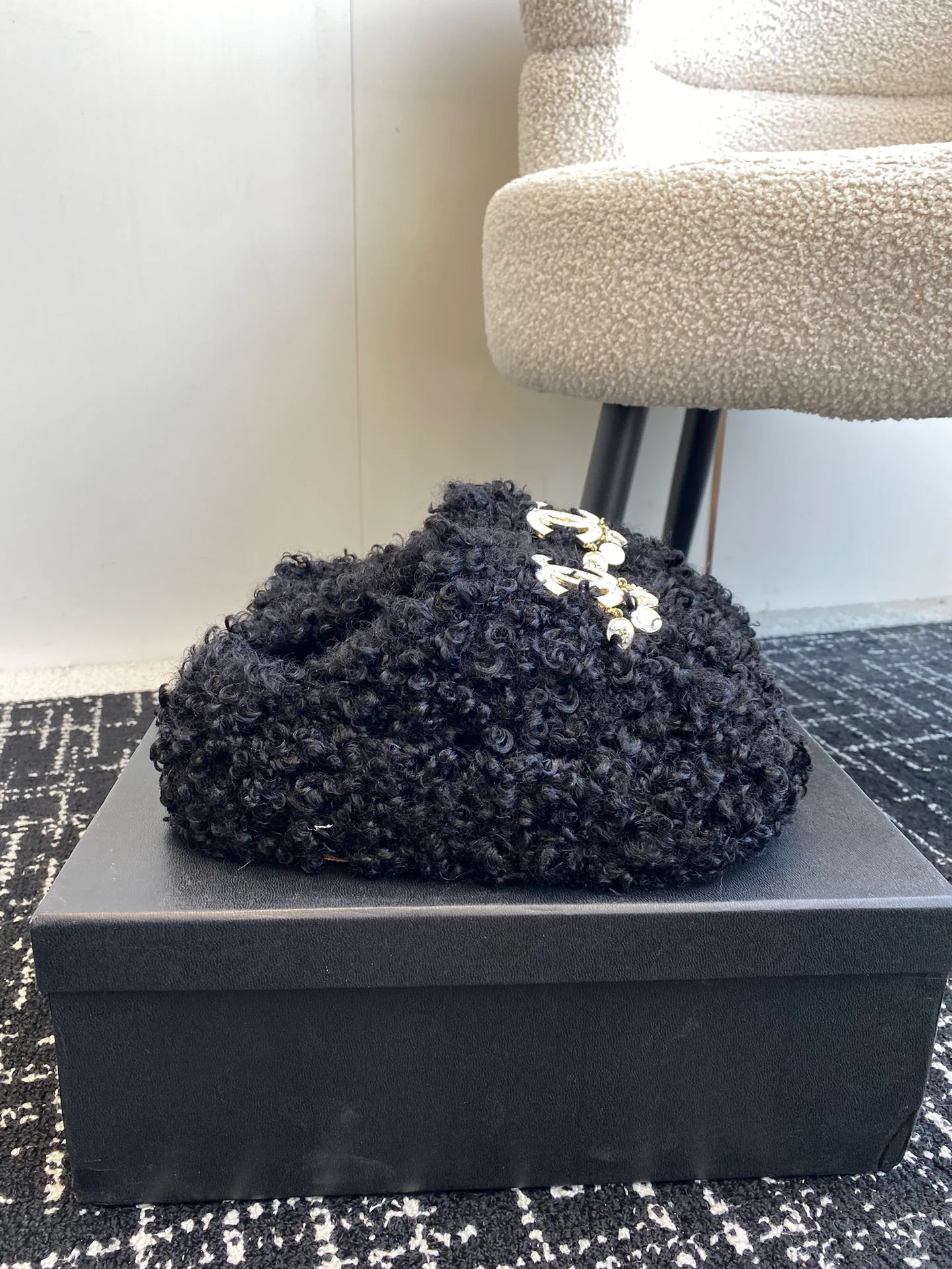 Меховые тапочки Chanel 2024 - черные