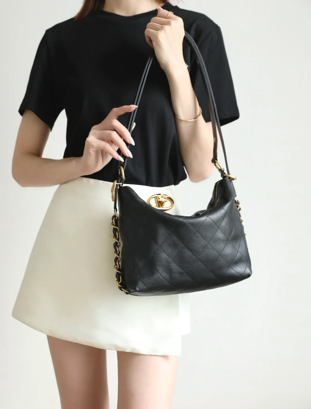 Рюкзак Chanel весна/лето 2020, маленький, черный с золотой пряжкой.