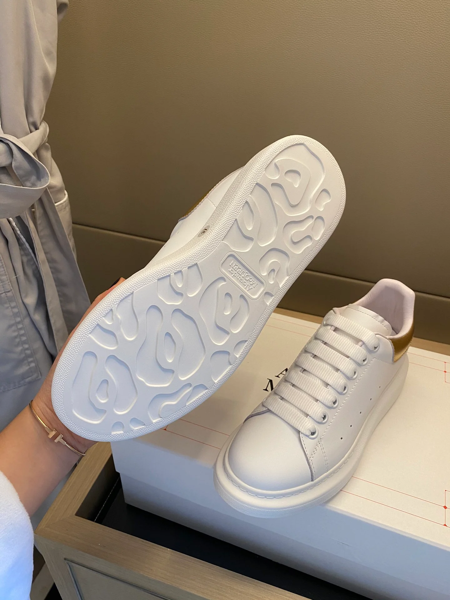 Классические белые кроссовки McQueen - ярко-золотые