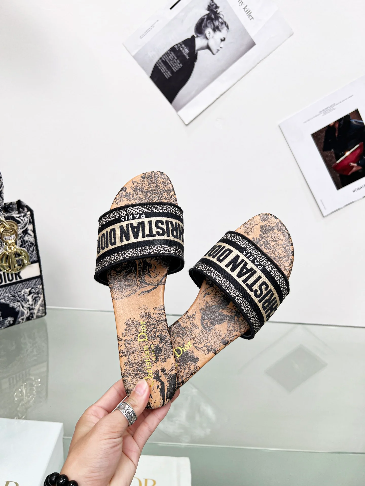 Новинка сезона весна/лето 2022 от Dior — тапочки с вышитыми буквами.