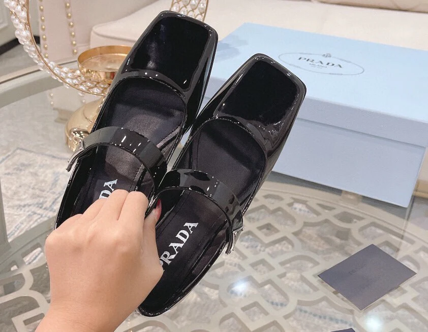 Новинка сезона весна/лето 2023 от Prada - Ретро-балетки с квадратными кольцами - Черные