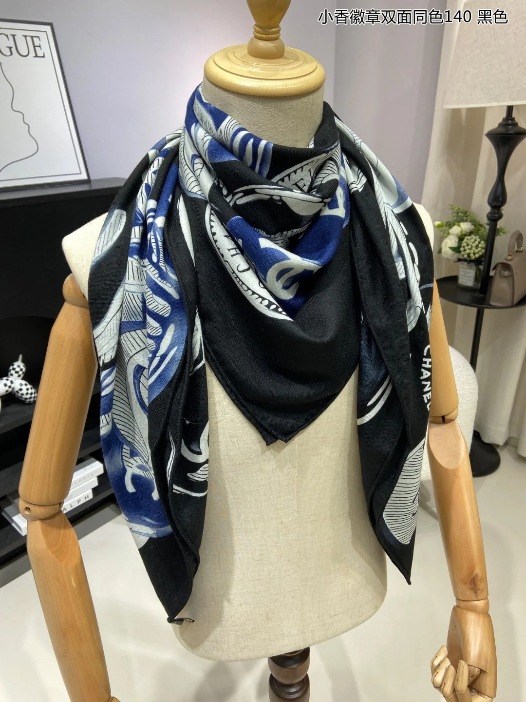 Платок Chanel 2024 с двусторонним значком в комплекте - 140-140