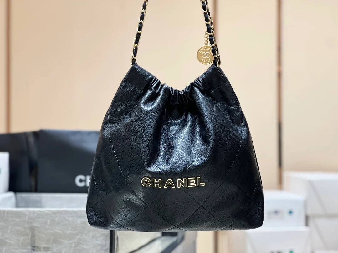 Chanel - черная кожаная сумка длиной 22 дюйма с текстурой в виде шариков (дизайн мусорного мешка).